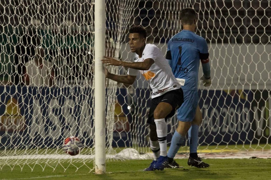 Gustavo saiu do banco para marcar o gol de empate do Corinthians contra a Ferroviria