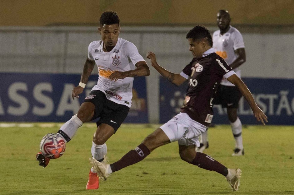 Jnior Urso no jogo contra a Ferroviria, pelo Campeonato Paulista, na Fonte Luminosa