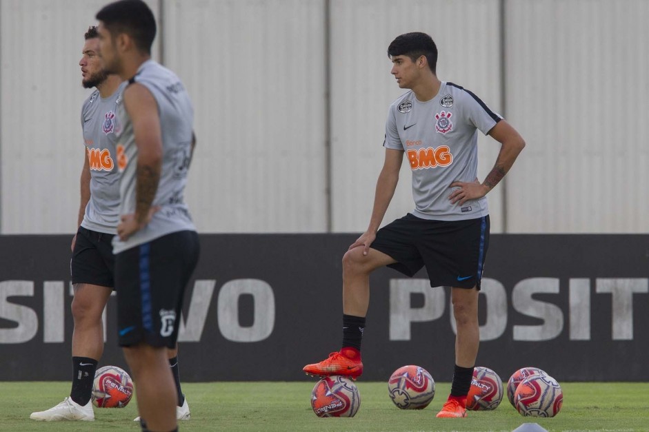 Araos no treino desta segunda-feira no CT Joaquim Grava