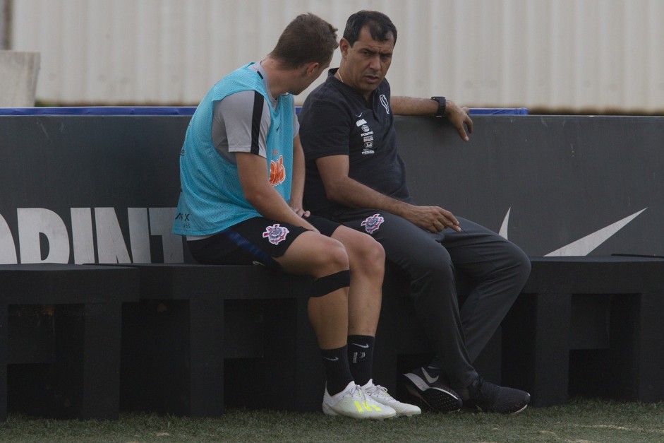 Carille e Carlos Augusto conversam durante treino; lateral foi colocado na equipe na ausncia de Avelar