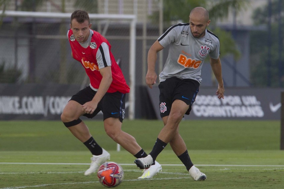 Carlos e Rgis durante treino nesta segunda-feira; Corinthians encara a Ferroviria, na quarta