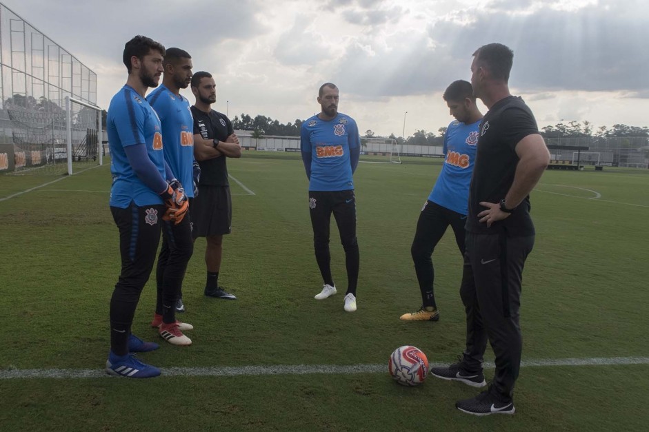 Goleiros do Corinthians no treinamento desta segunda-feira no CT Joaquim Grava