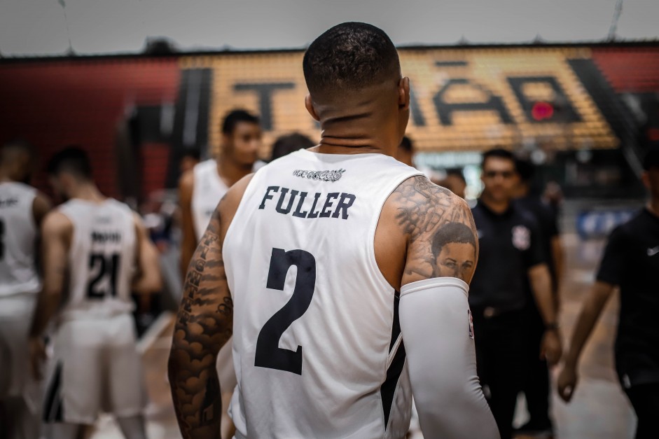 Fuller, o armador do  basquete corinthiano, no jogo contra o Vasco