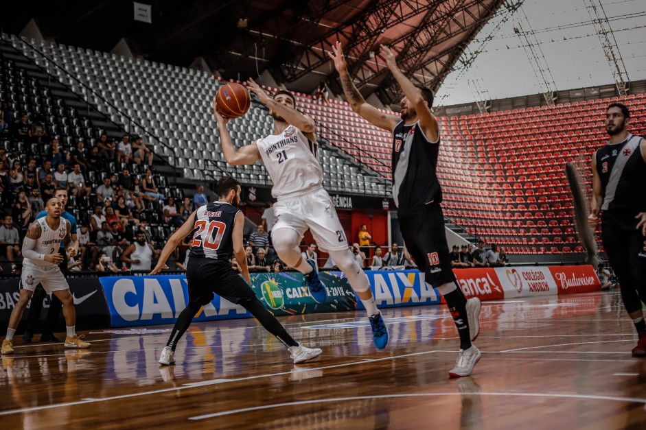 Parodi durante o jogo contra o Vasco pelo Novo Basquete Brasil
