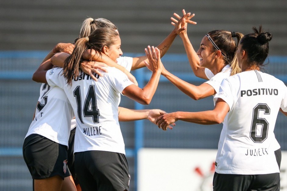 Meninas do Corinthians feminino comemoram os 5 a 0 contra o Internacional