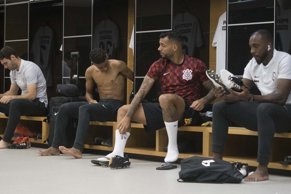 Jogadores do Corinthians iniciaram a preparao para o clssico ainda no vestirio
