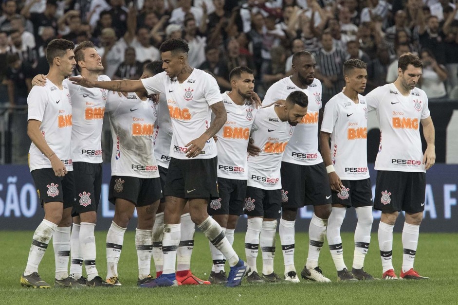 Jogadores no meio de campo durante as penalidades contra a Ferroviria, na Arena Corinthians