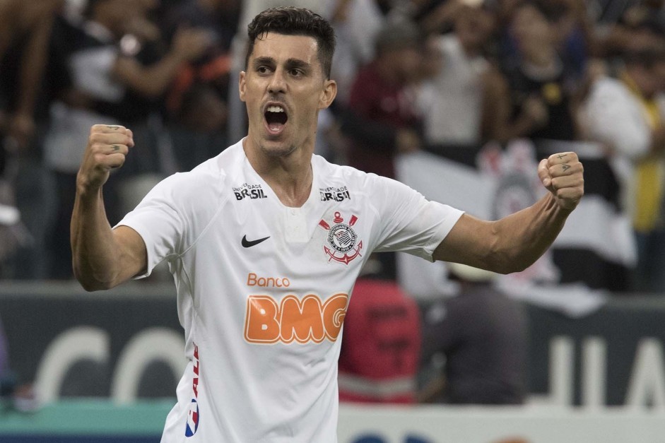 Danilo Avelar comemorando gol do Corinthians contra a Ferroviria, na Arena