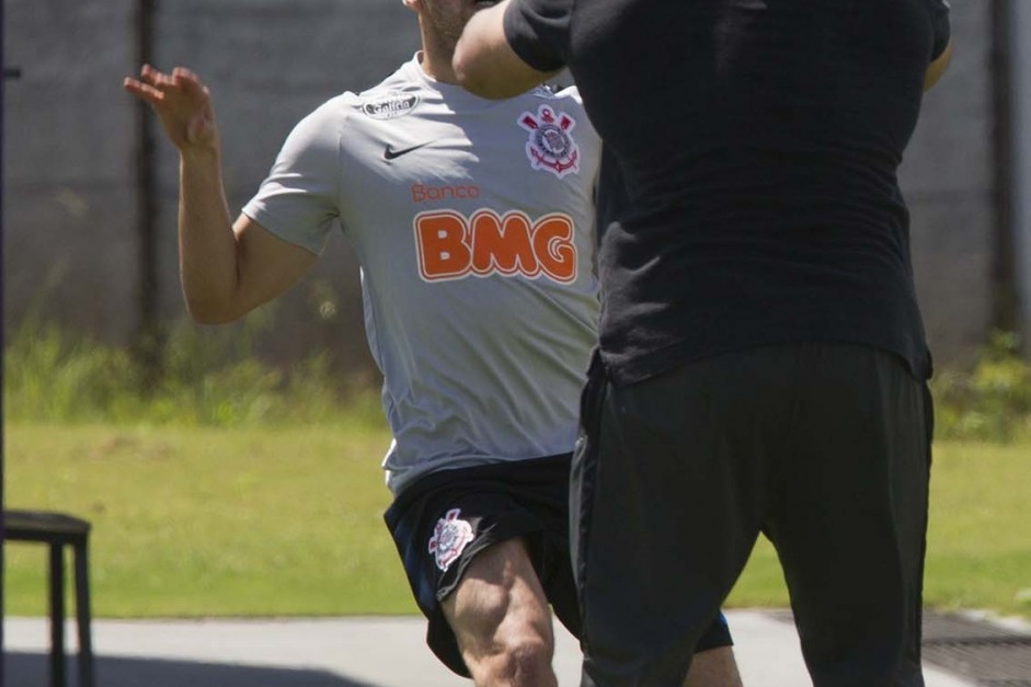 Gabriel treina no CT Joaquim Grava