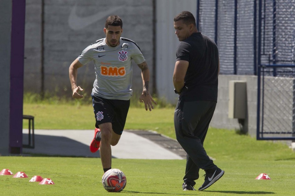 Volante Gabriel no treinamento de hoje no CT Joaquim Grava