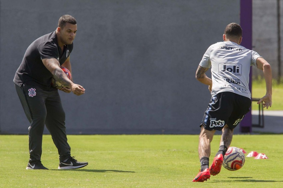 Flávio Grava orienta Gabriel no treino deste sábado no CT