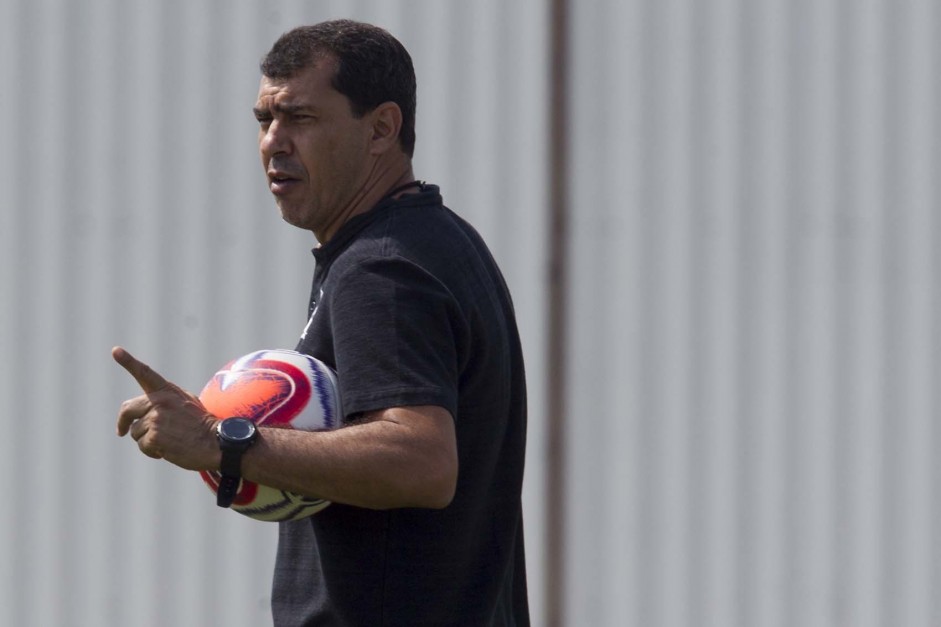 Carille passa instruções no treino de hoje no CT Joaquim Grava
