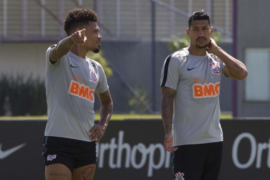 Os volantes Júnior Urso e Ralf no treino de hoje no CT Joaquim Grava