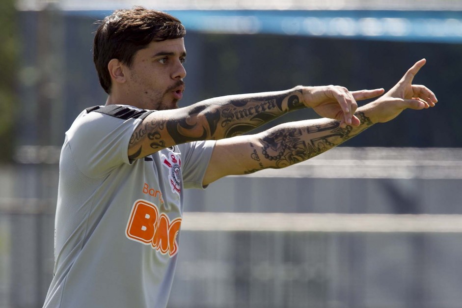 Fagner no treino deste sábado no CT Joaquim Grava; Timão enfrenta o Santos
