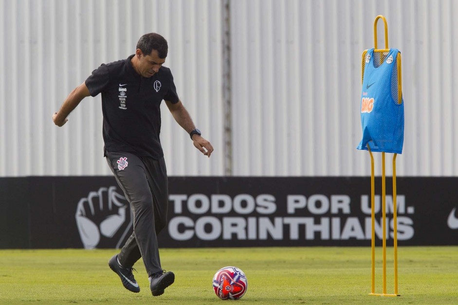 Fábio Carille comanda o treino deste sábado no CT Joaquim Grava