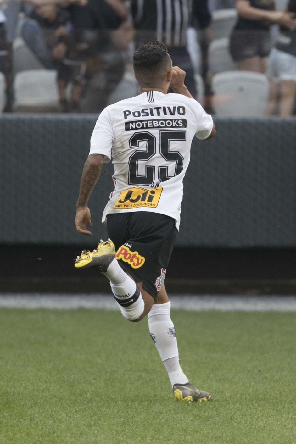 Clayson comemora o gol marcado contra o Santos na semifinal do Paulista