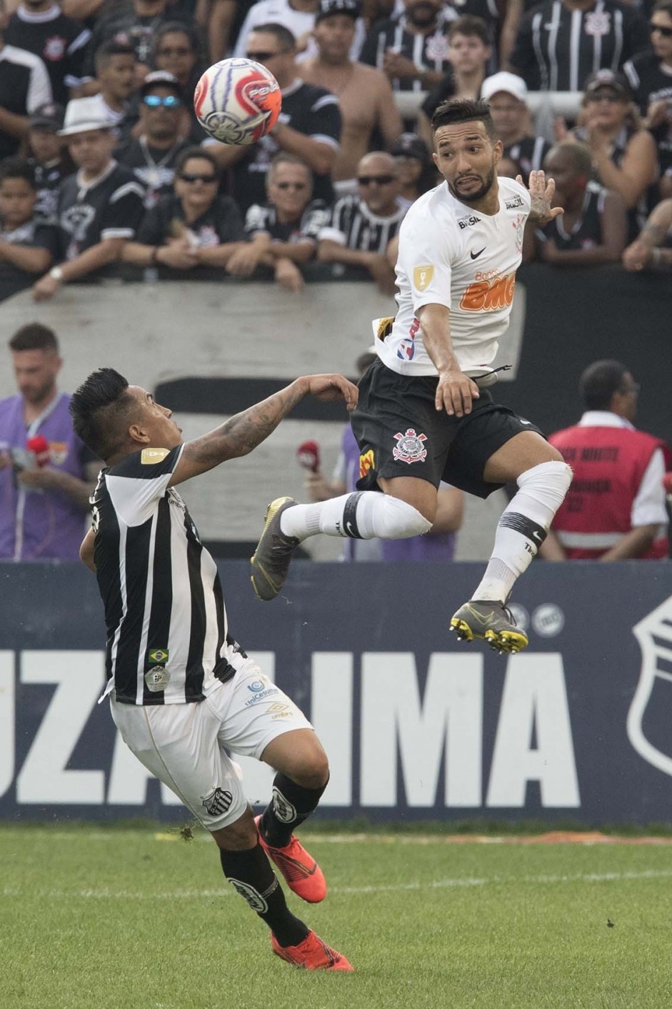 Clayson sobe mais alto que Cueva para tentar finalizar jogada no clássico