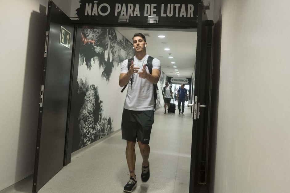 Danilo Avelar antes do clssico contra o Santos