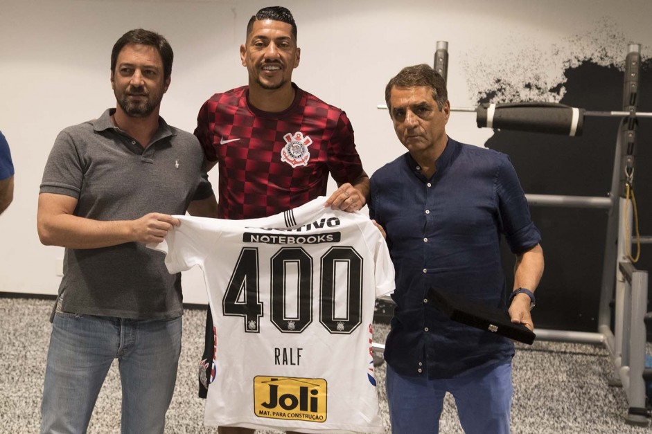 Duílio e Kalil entregaram camisa e placa para Ralf no vestiário da Arena Corinthians