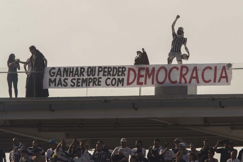 Estátua de Sócrates e faixa em homenagem a Democracia Corinthiana na Arena neste domingo