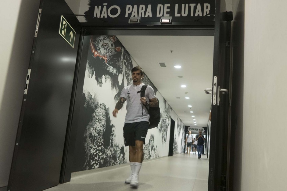 Fagner chegando na Arena Corinthians para o clássico contra o Santos