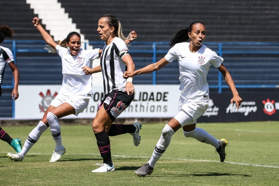 Gabi Nunes e Adriana comemoram o gol do Corinthians