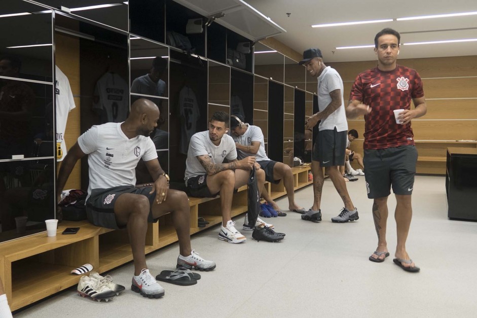 Jadson, Gustagol, Ralf, Pedro Henrique e Love no vestirio da Arena Corinthians