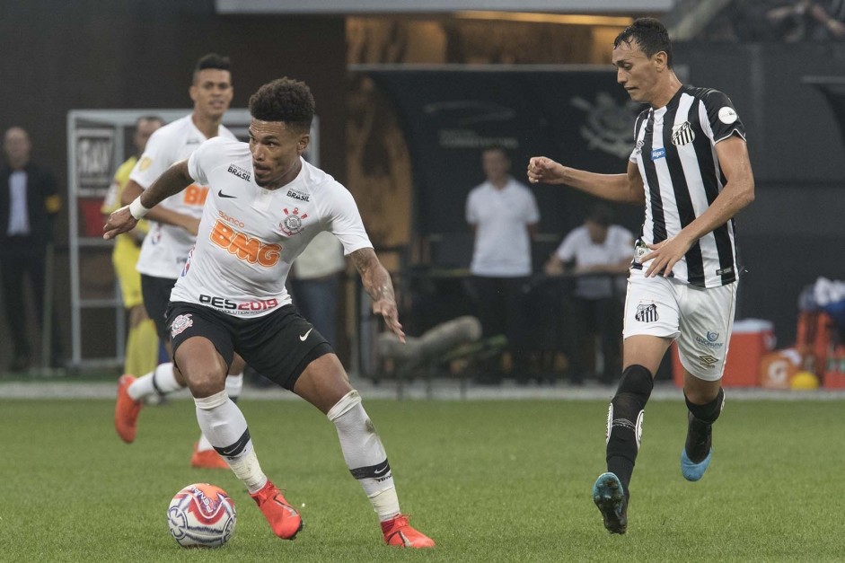 Júnior Urso fez partida regular contra o Santos neste domingo