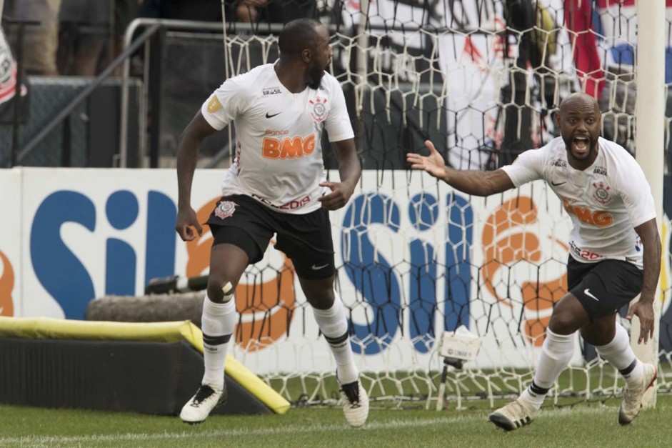 Vagner Love no ter companhia do colega Manoel no jogo deste sbado do Corinthians