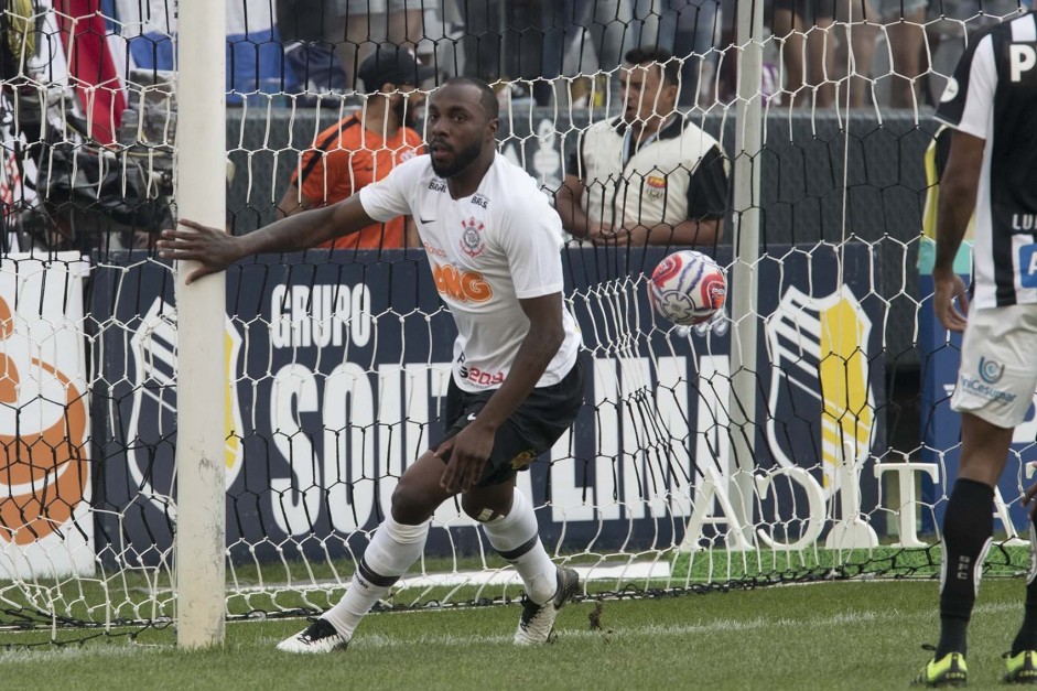 Manoel marcou um dos gols da vitria alvinegra contra o Santos nas semis