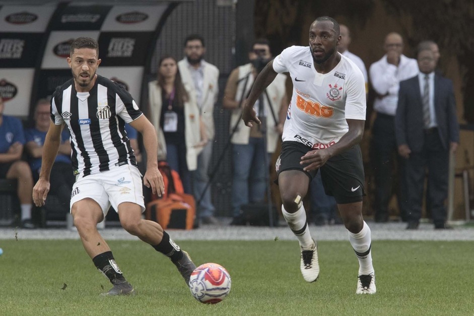 Manoel sentiu dores no ombro, mas terminou o jogo contra o Santos em campo