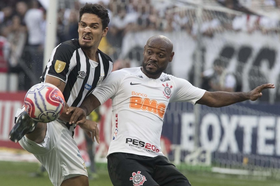 Vagner Love divide a bola em partida contra o Santos