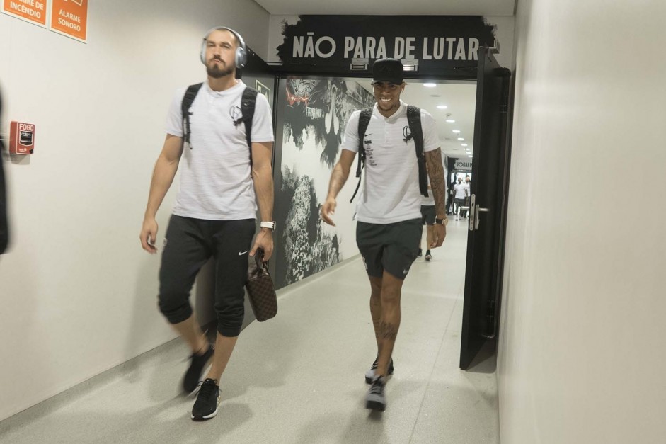 Walter e Gustagol chegando para o clássico contra o Santos