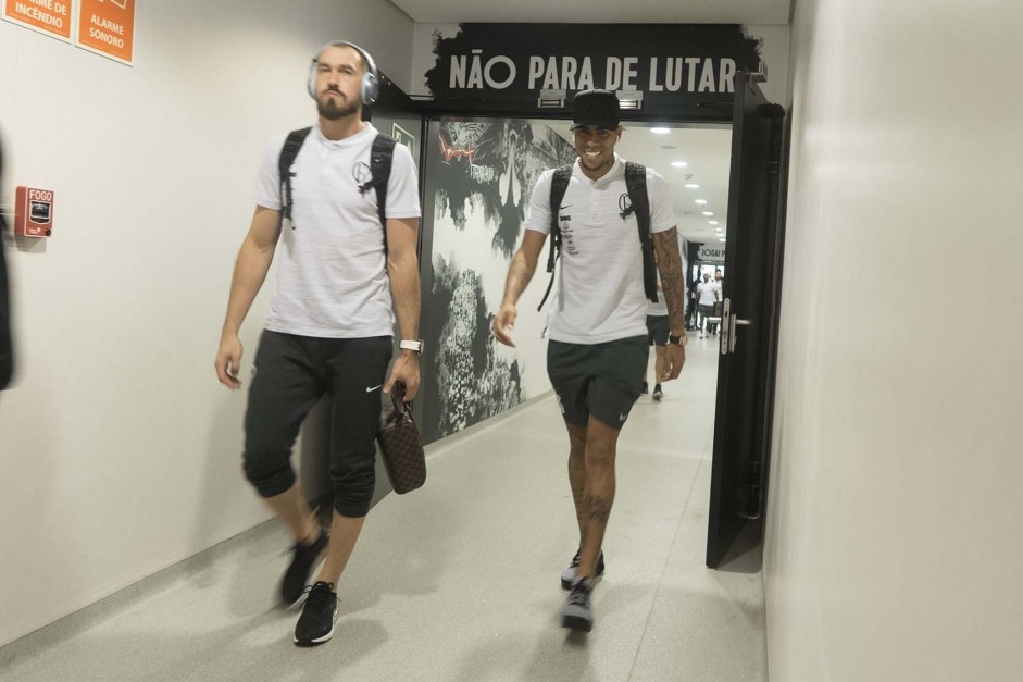 Walter e Gustagol chegando para o clssico contra o Santos