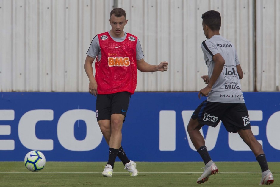 Carlos Augusto deve ser o titular na partida contra a Chapecoense