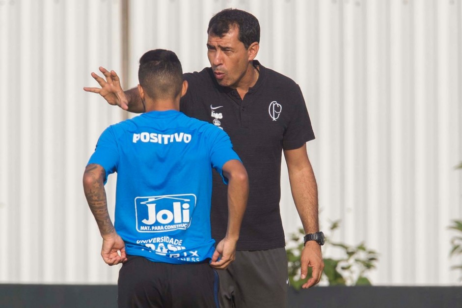 Carille conversa com Clayson durante treino do Corinthians