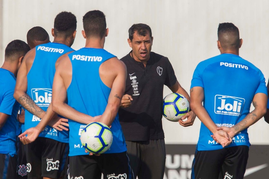 Carille passa informaes aos jogadores do Corinthians