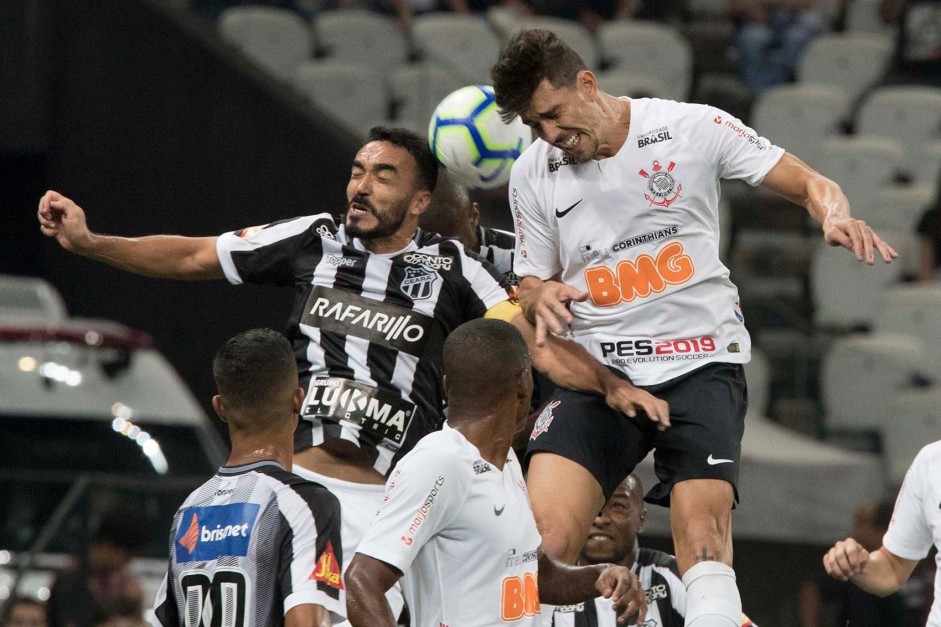Danilo Avelar sobe no alto para cabecear bola contra o Ceara
