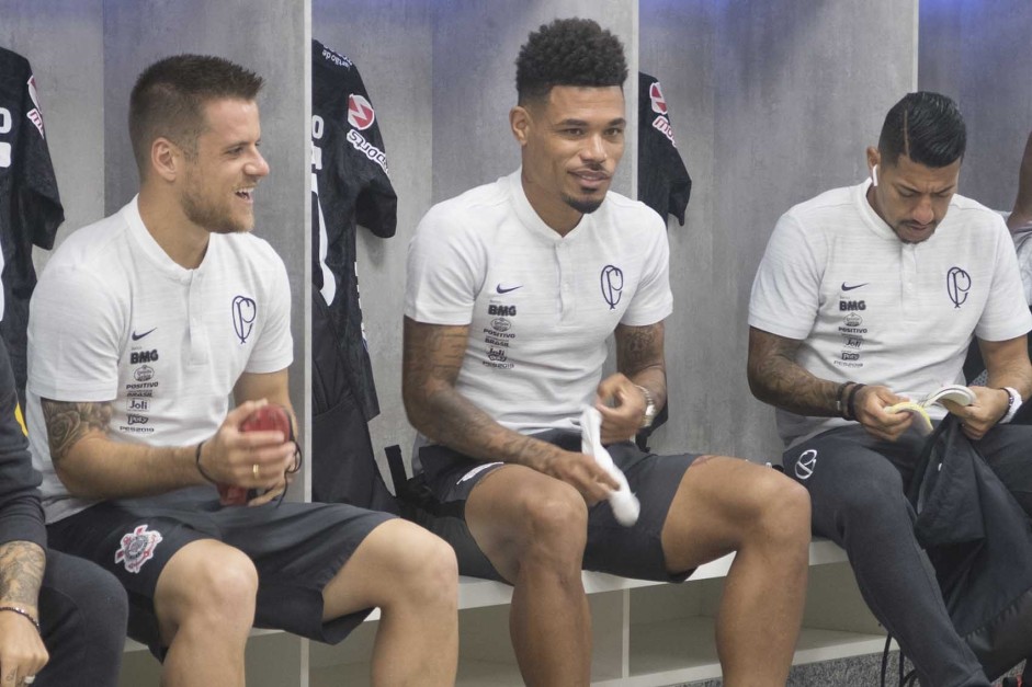 Ramiro, Urso e Ralf no vestirio antes do jogo contra o So Paulo, no Morumbi