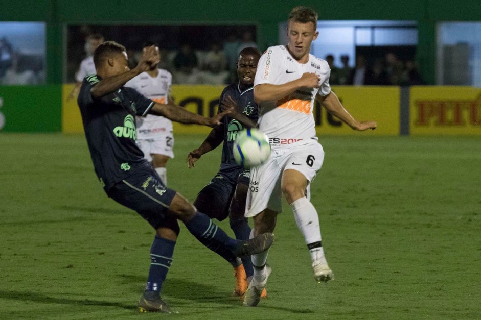 Carlos Augusto em partida contra a Chapecoense, pela Copa do Brasil