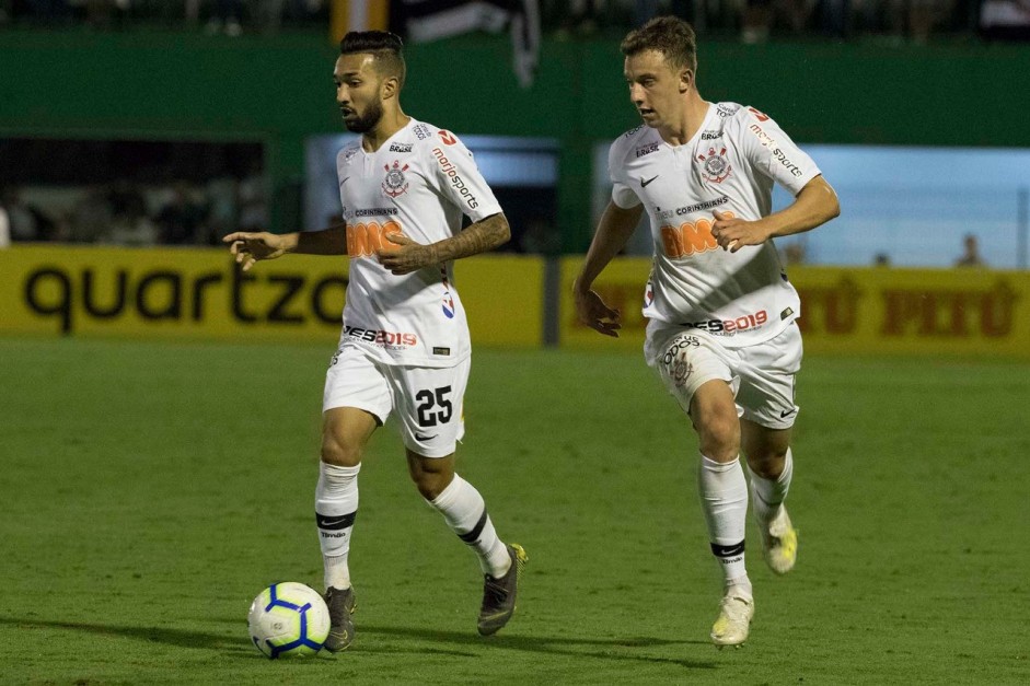 Clayson e Carlos Augusto no jogo contra a Chapecoense, pela Copa do Brasil