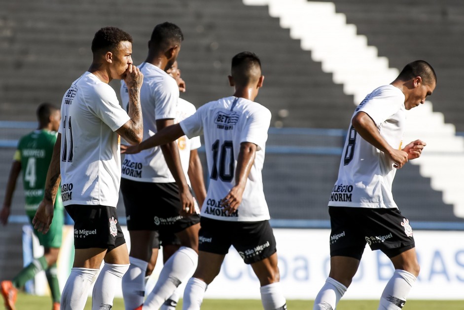 Jogadores comemoram gol de Bilu contra a Chapecoense, pela Copa do Brasil Sub-20