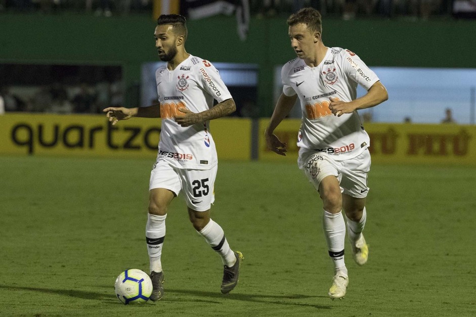 Clayson e Carlos no jogo contra a Chapecoense, pela Copa do Brasil, na Arena Cond