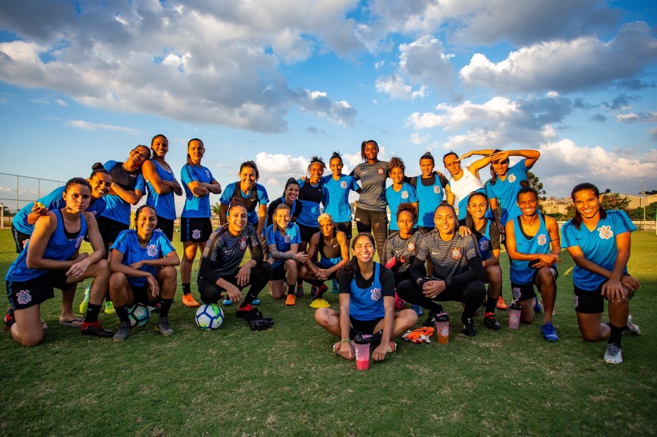 Elenco do Corinthians Futebol Feminino reunido no treino desta quarta-feira