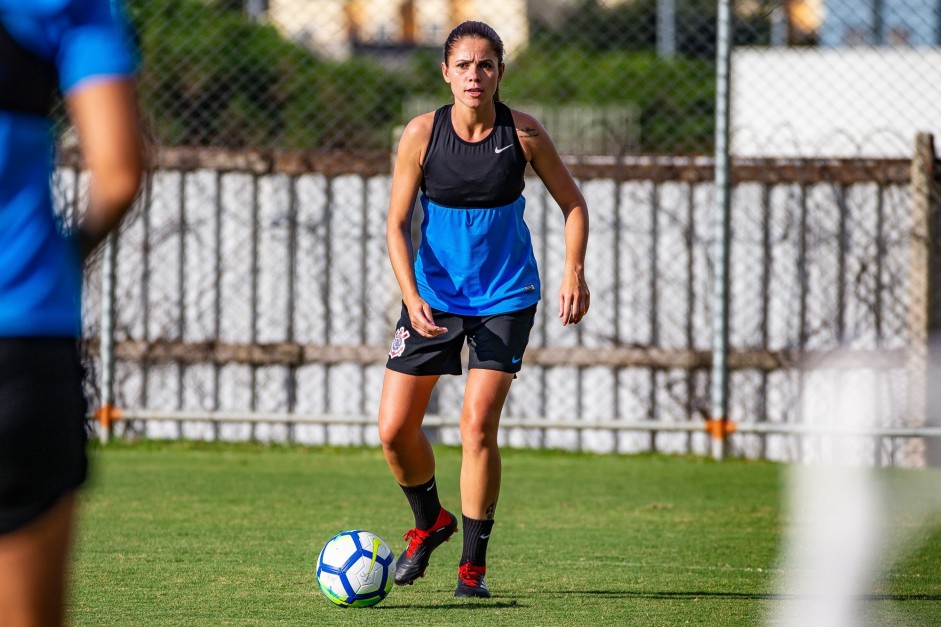 Erika no treino do Corinthians Futebol Feminino desta quarta-feira ensolarada