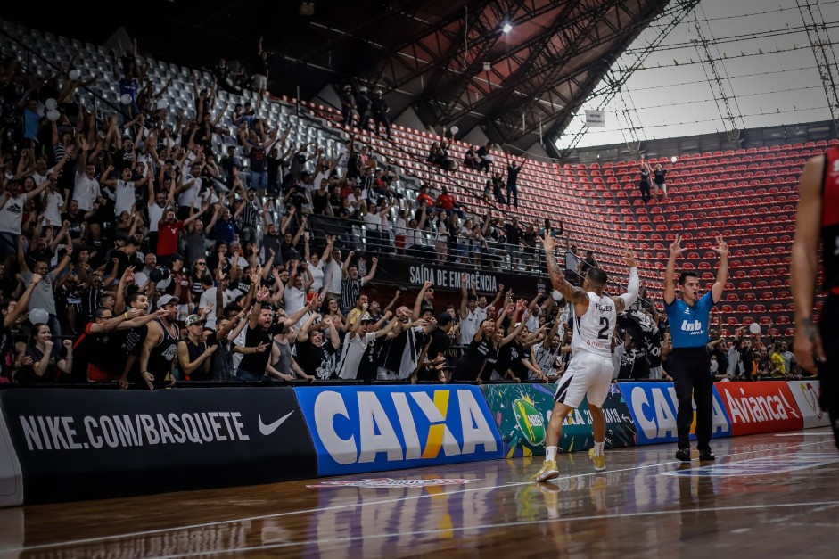 Fuller agita a torcida no embate contra o Flamengo, pelas quartas de final do NBB