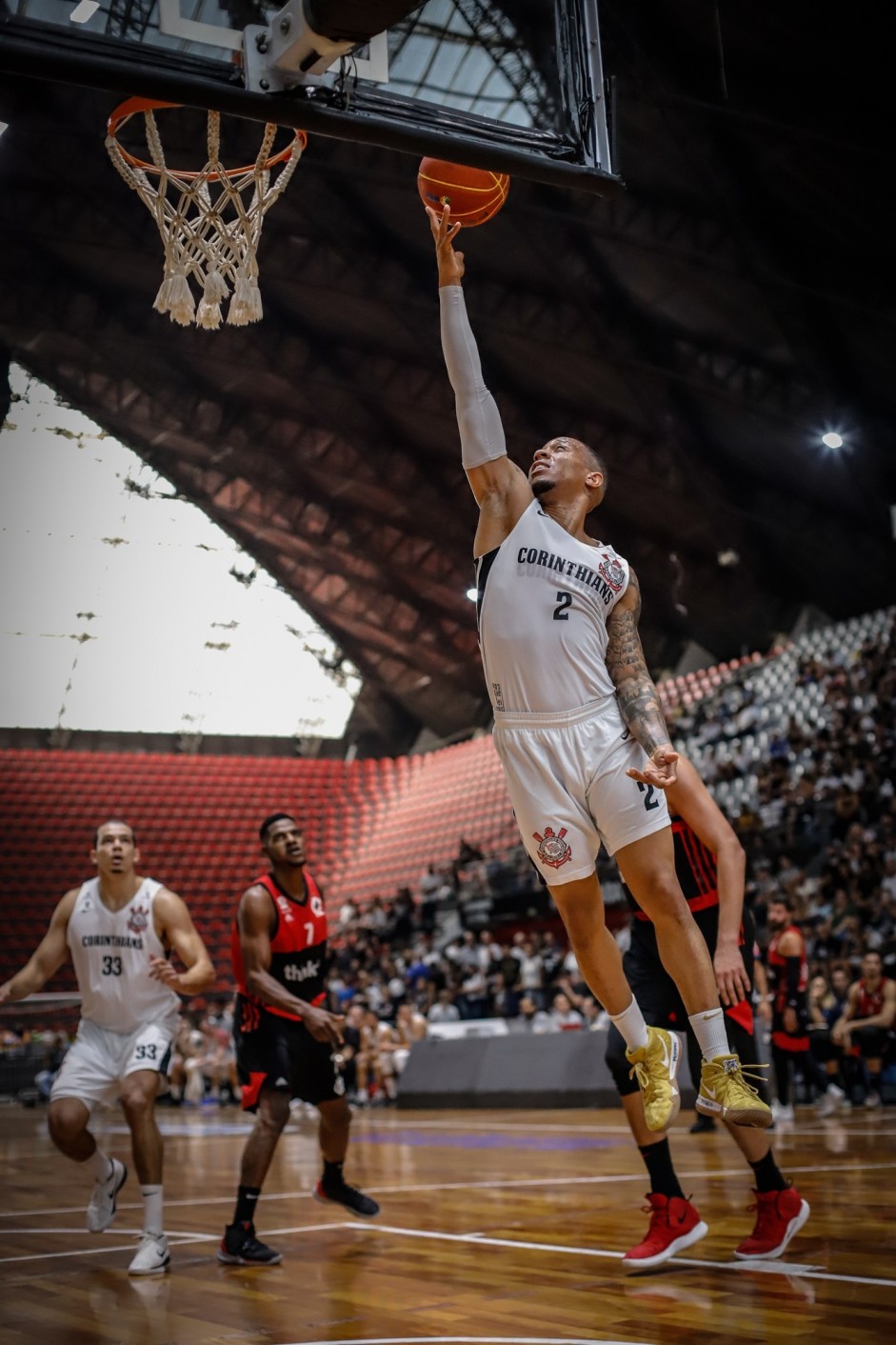 Fuller em mais uma cesta para o Corinthians no duelo contra o Flamengo, pelo NBB