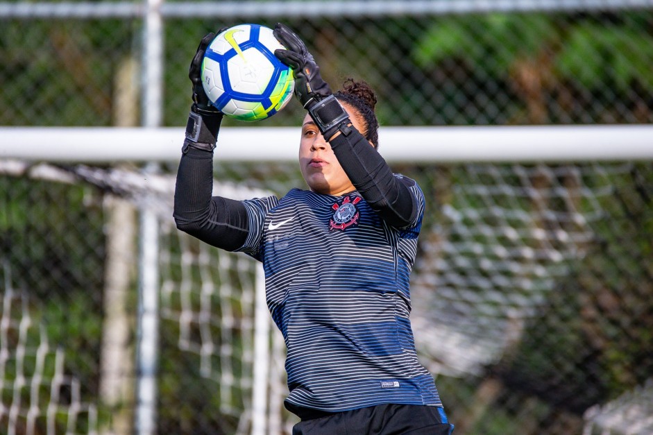 Goleira Lelê, do Corinthians Futebol Feminino, treina nesta quarta-feira