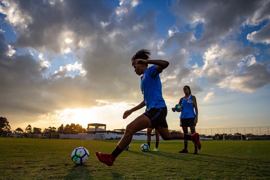Grazi durante treino do Corinthians Futebol Feminino