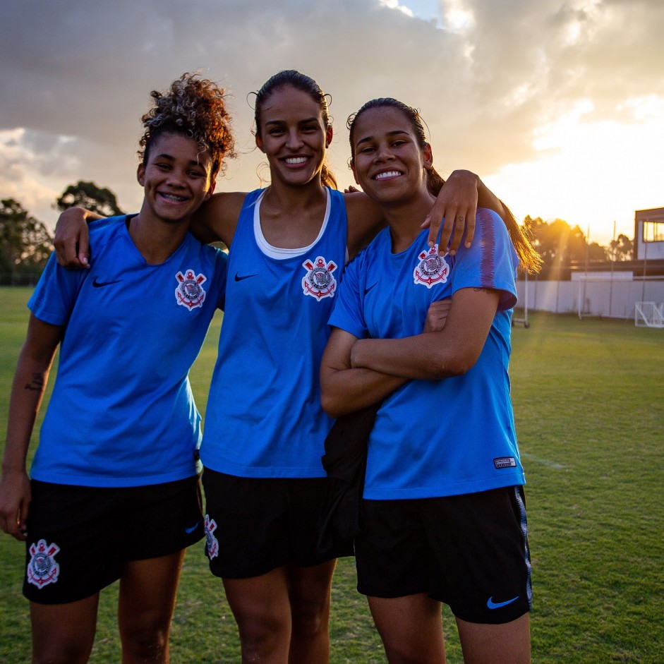 Grazi, Gabi Nunes e Victoria no treino do Corinthians Futebol Feminino